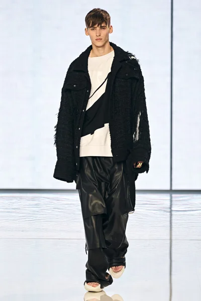 Look 18